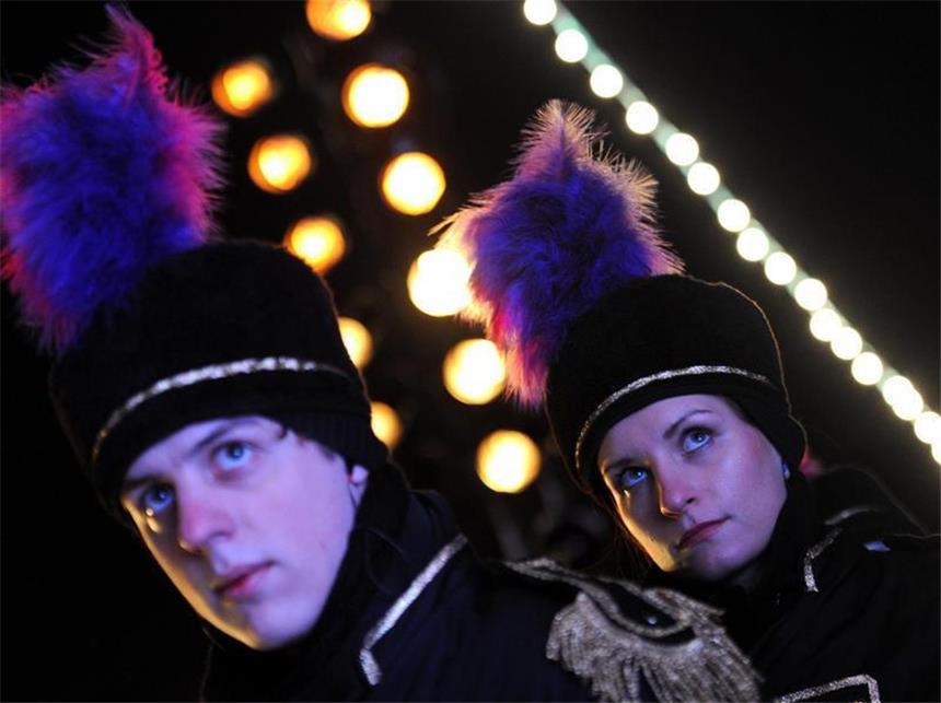 Ruhr.2010: Finale mit Feuerwerk und kalten Füßen Als Bergmann verkleidete Musiker.