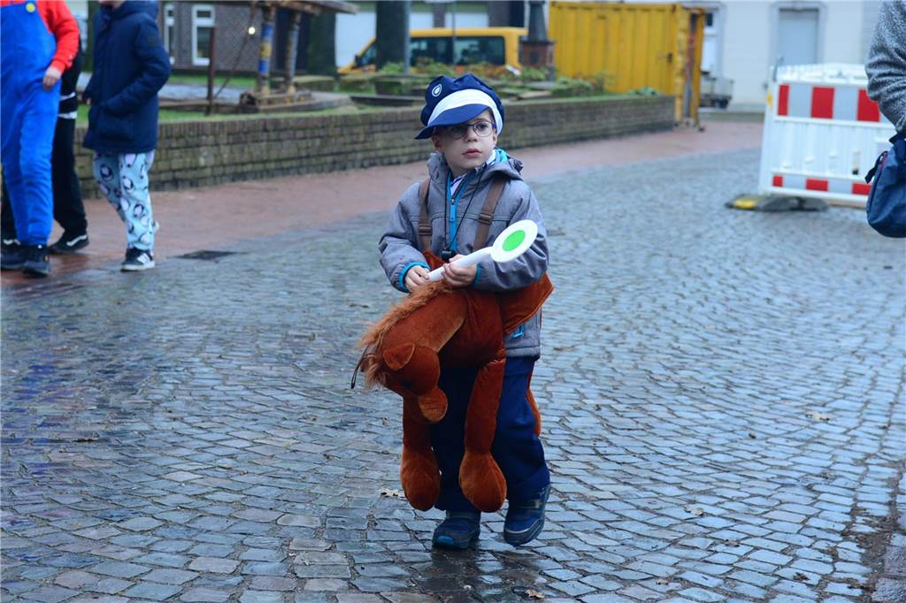 Ein kleiner Junge ist als berittener Polizist verkleidet.