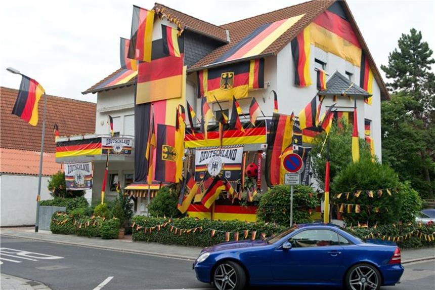 Mieter dürfen zur Fußball-WM Flagge zeigen Als Besitzer eines Eigenheimes ist es einem selbst überlassen, wie weit man es mit der Fußball-Deko treibt. Als Mieter muss man jedoch ein paar Regeln beachten. Foto: Uwe Anspach