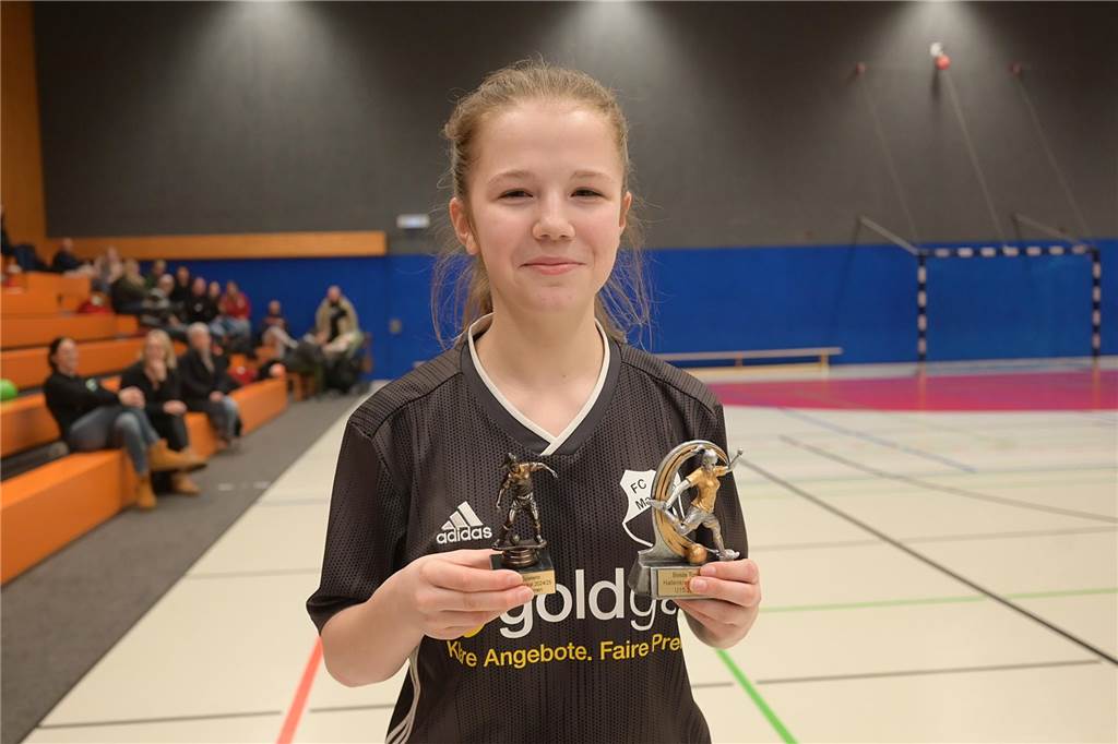 U15-Mädels des FC Marbeck jubeln in Oer-Erkenschwick: Kreismeisterschaft endet zwei Stunden früher Als beste Torschützin und beste Spielerin des Turniers sahnte Romy Rehmann von Turniersieger FC Marbeck zusätzlich noch zwei Pokale ab.