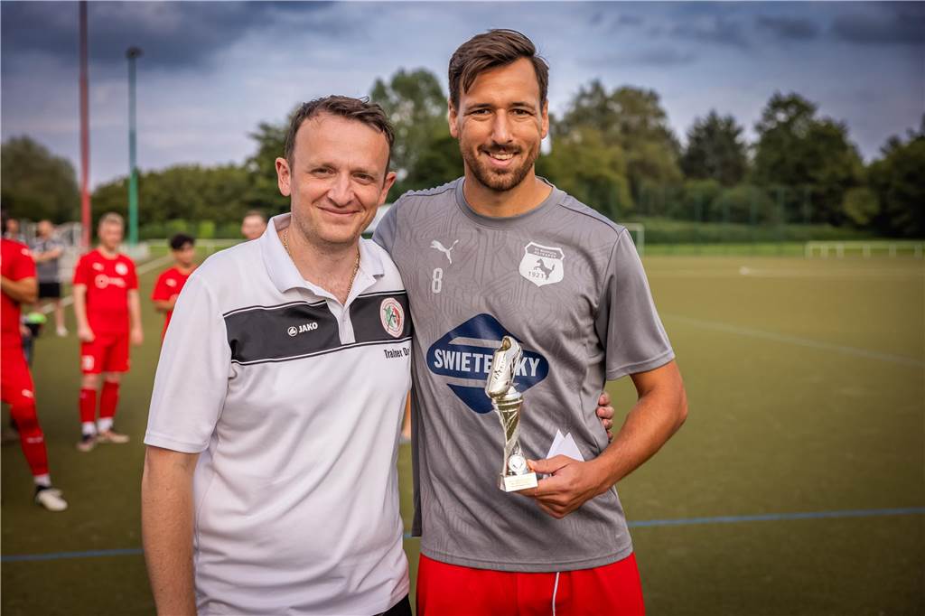 Westfalia Huckarde gewinnt 50 Jahre Cup: Fulminanter Sieg im Finale beim Jubiläums-Turnier Als bester Torjäger ausgezeichnet: Huckardes Florian Gondrum.