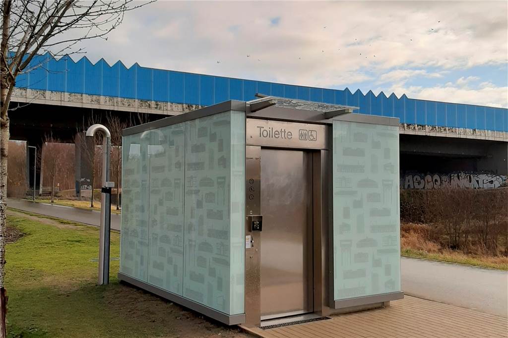 Als bisher einziges der neuen Toilettenhäuschen ist das am Phoenix-See in Betrieb.