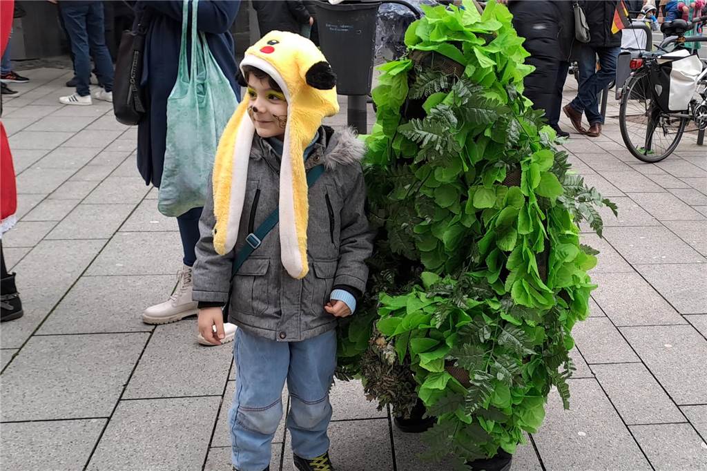 Rosenmontagszug 2023 in Dorsten: Die Narren sind zurück Als Busch war dieser Karnevalist verkleidet.