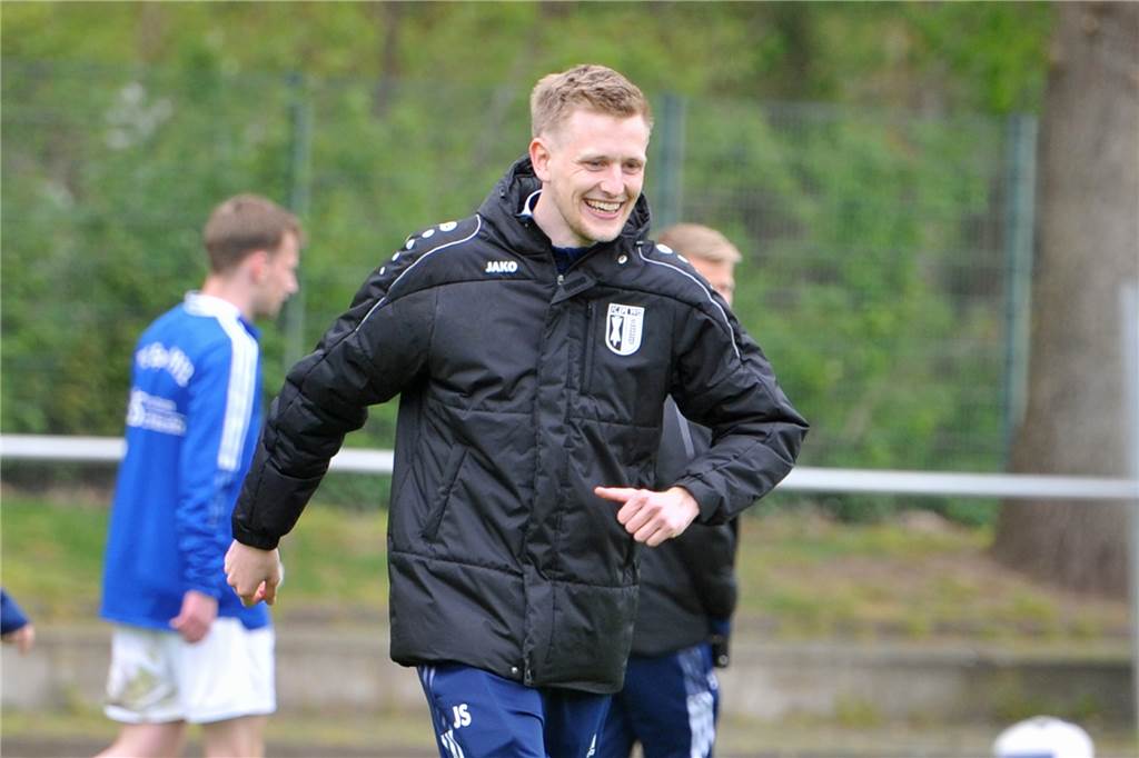 FC Epe präsentiert neue Trainer: Junges Duo kommt von der SpVgg Vreden Als Co-Trainer von Andre Hippers ist Jan Sundermann mit dem FC in die Landesliga aufgestiegen. Jetzt kehrt er als Chefcoach zurück in die Bülten.