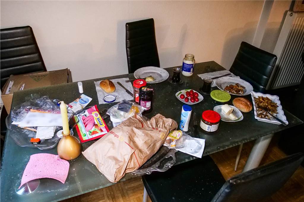 Nach Feuer an Heiligabend: Hakan Saydan rettet Foto seines toten Vaters Ein gedeckter Frühstückstisch in einer Wohnung in Recklinghausen