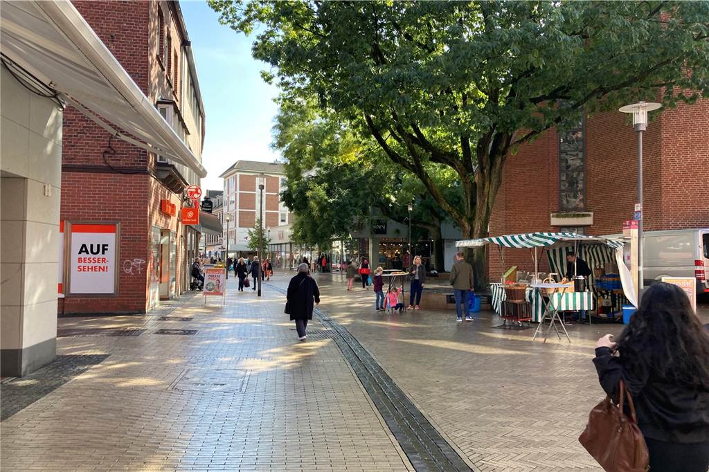 Der Herbst machte dem Dorstener Herbstfest am Samstag schwer zu schaffen Blick von der Lippestraße in Richtung Marktplatz.