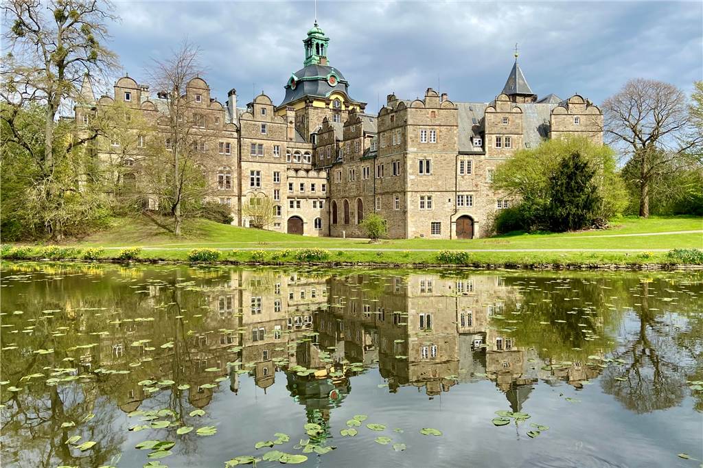 Fürstlich flanieren am Schloss Bückeburg in Niedersachsen Als das Schloss das erste Mal im 13. Jahrhundert in den Büchern Erwähnung findet, trägt es den Namen „buckeborch“ und war von nicht so imposanter Gestalt wie heute. An den Wohn- und Wehrturm sind im Laufe der Jahrhunderte zahlreiche Flügel und Gebäudeteile angebaut worden.