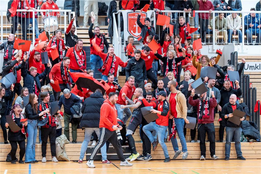Als Dennis Schröer in der ersten Minute das erste Hallenstadtmeisterschafts-Tor für den FC Dortmund 18 erzielte, explodierte dessen Fanblock.