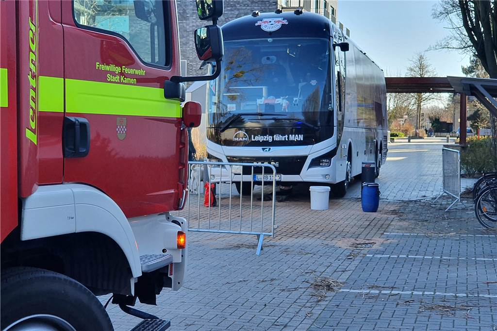 Bus von RB Leipzig reißt sich am SportCentrum Kamen-Kaiserau den Tank auf Als der Bus das Gelände Richtung Bochumer Fußballstadion verlassen wollte, fuhr der automatische Absperrpoller wieder nach oben.