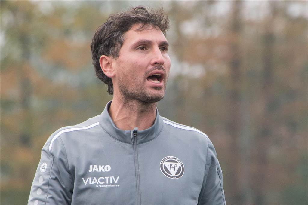 „Ich bereue es nicht“: Sebastian Amendt erlebt großen Umbruch - 21. Kray-Trainer seit Abgang Fußballtrainer Sebastian Amendt in grauer TuS-Haltern-Jacke.