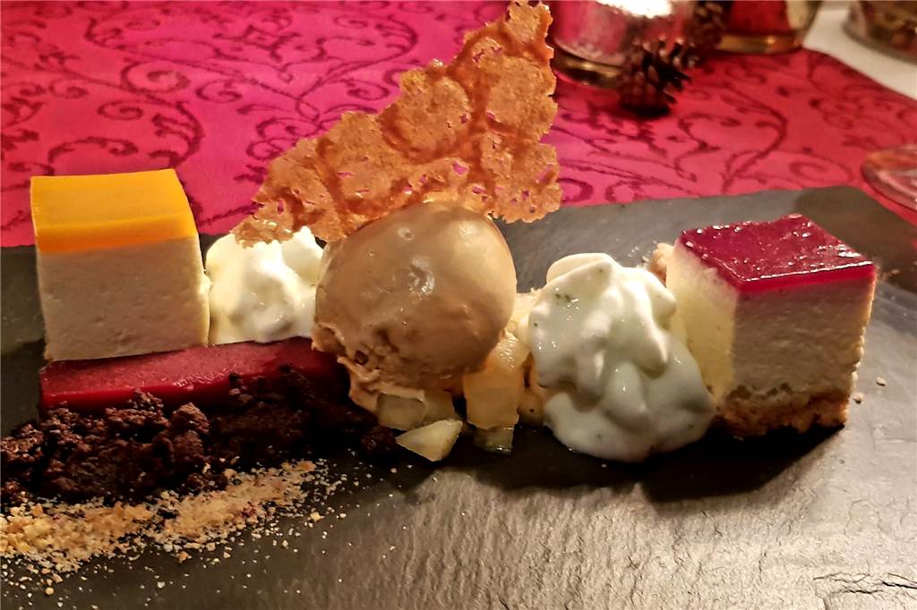 Ein Hauch von Sterne-Küche im Dorfgasthof Wissing Als Dessert gab es zweierlei Cheesecake, eine Kugel Karamel-Vanille-Eis auf gebratenen Apfelwürfeln und geeistes Cassispüree.