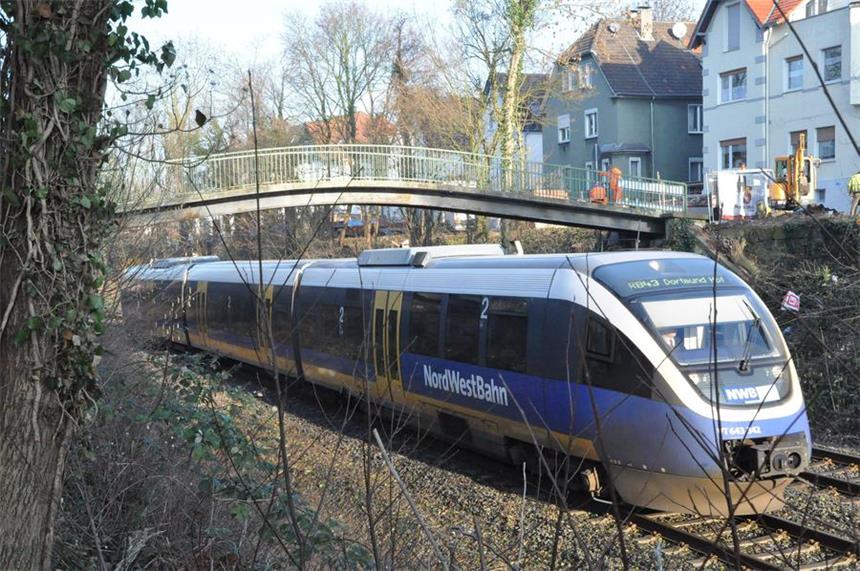 Wann entsteht die neue Brücke am Bennertor? Als die alte Brücke Bennertor noch stand: So sah es aus, wenn die Nordwestbahn unter ihr fuhr.