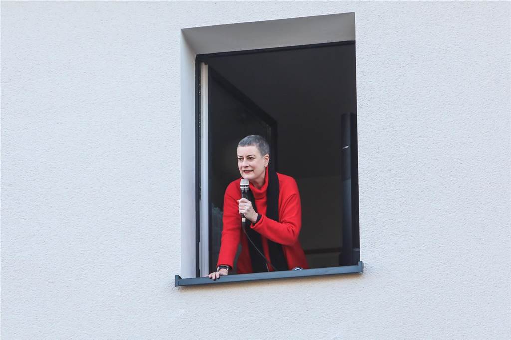 Dortmunds Diva mit Augenzwinkern: Tirzah Haase ist die Stimme in Bus und Bahn Als die Corona-Pandemie begann: Am 22. März 2020 sangen Tirzah Haase und weitere Künstler aus ihren Fenstern.