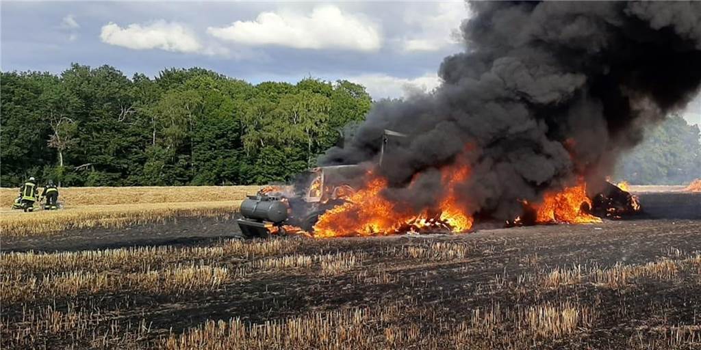 Treckergespann brennt: Feuer greift auf 10.000 Quadratmeter Stoppelfeld über Als die Einsatzkräfte aus Ramsdorf und Südlohn am Einsatzort in Holthausen eintrafen, brannten Trecker und Ballenpresse schon in voller Ausdehnung. Die Löschzüge konzentrierten sich auf das Eindämmen des entzündeten Stoppelfeldes, rund 10.000 Quadratmeter verbrannten.