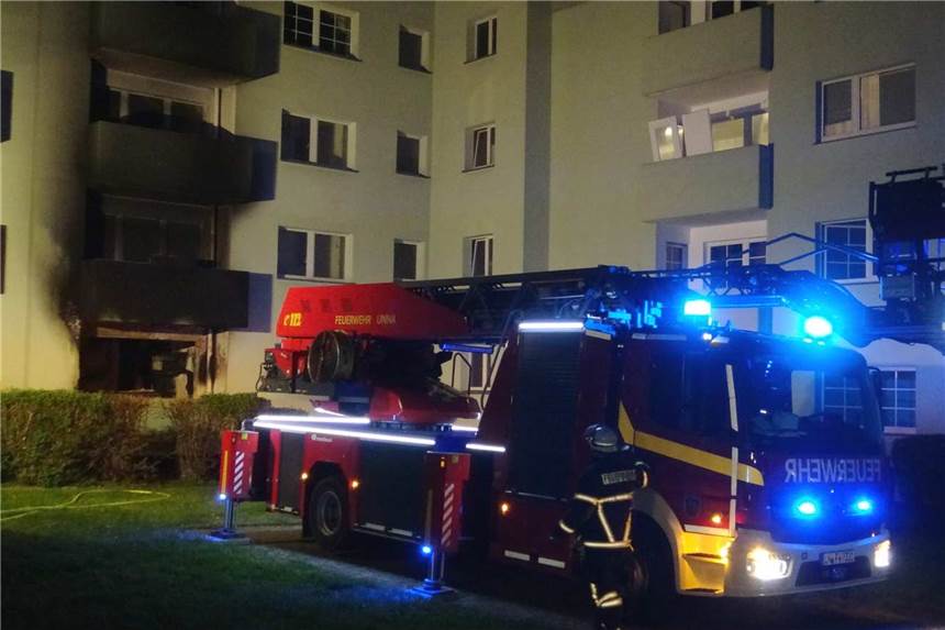 Feuer im Mehrfamilienhaus: Katastrophe in der Osternacht in Kamen verhindert Als die Feuerwehr am Einsatzort eintraf, drohten die Flammen bereits aus der Erdgeschosswohnung in die darüber liegende Wohnung überzugreifen.
