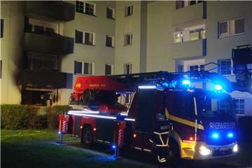 Als die Feuerwehr am Einsatzort eintraf, drohten die Flammen bereits aus der Erdgeschosswohnung in die darüber liegende Wohnung überzugreifen.