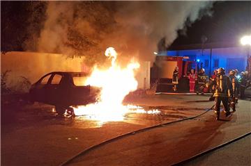 Als die Feuerwehr eintraf, brannte das Auto bereits lichterloh.