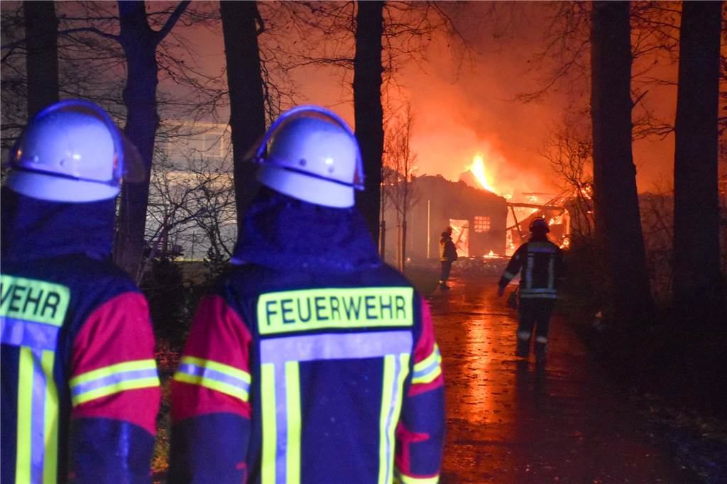 Als die Feuerwehrleute kurz nach 2 Uhr in der Nacht auf Donnerstag vor Ort eintrafen, stand das Gebäude schon komplett in Flammen. Darin waren eine Werkstatt sowie ein Partyraum untergebracht. 