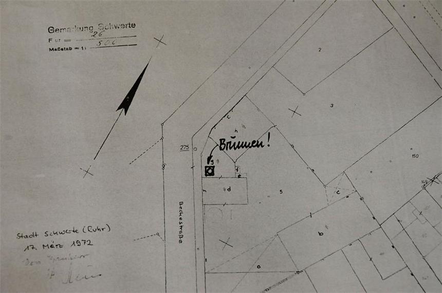 Rätsel um mysteriöses Riesenloch ist gelüftet Als die letzten Brauerei-Gebäude bei der Vergrößerung des Bahnhofsvorplatzes im Jahre 1972 abgerissen wurden, markierte ein Stadt-Mitarbeiter die Lage des Tiefenbrunnens auf dem Bestandsplan. Er grenzt an das ehemalige Maschinenhaus, das damals direkt an der Beckestraße lag.