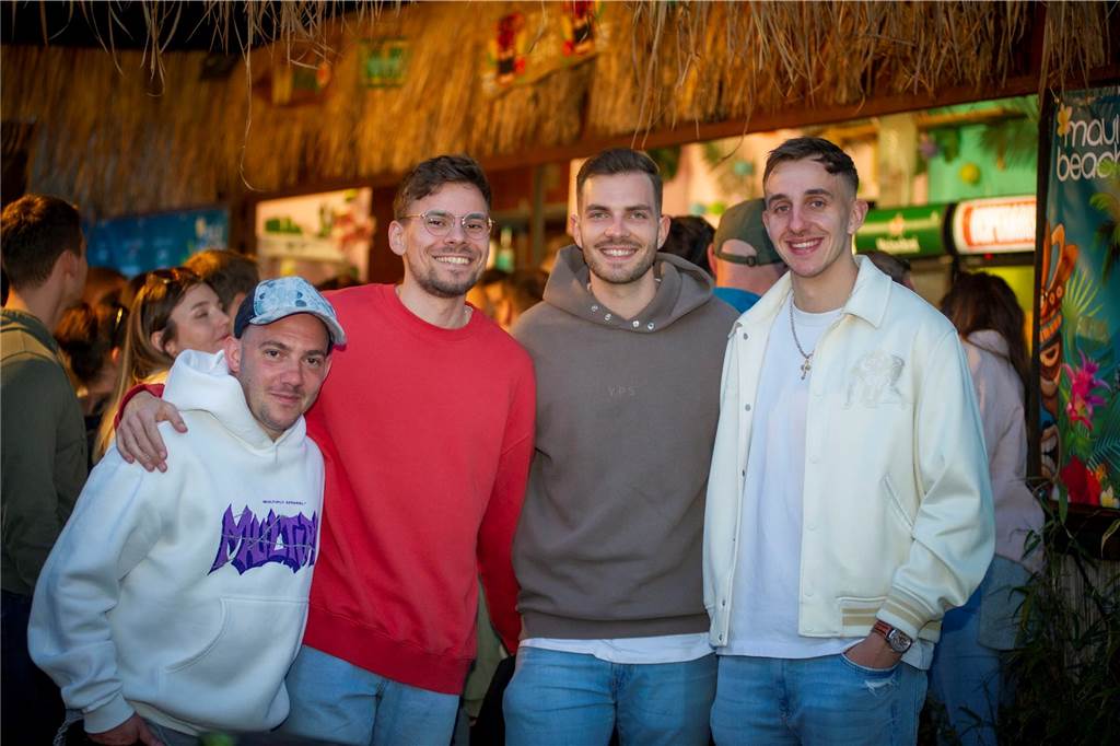 Als die Sonne unterging, begann in der Maui Beach Bar das Stimmungshoch.