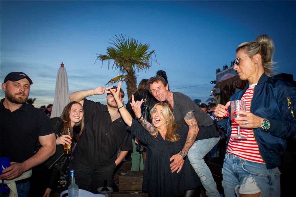 Die letzten Events in den Strandbars stehen am Wochenende an Feiernde Menschen