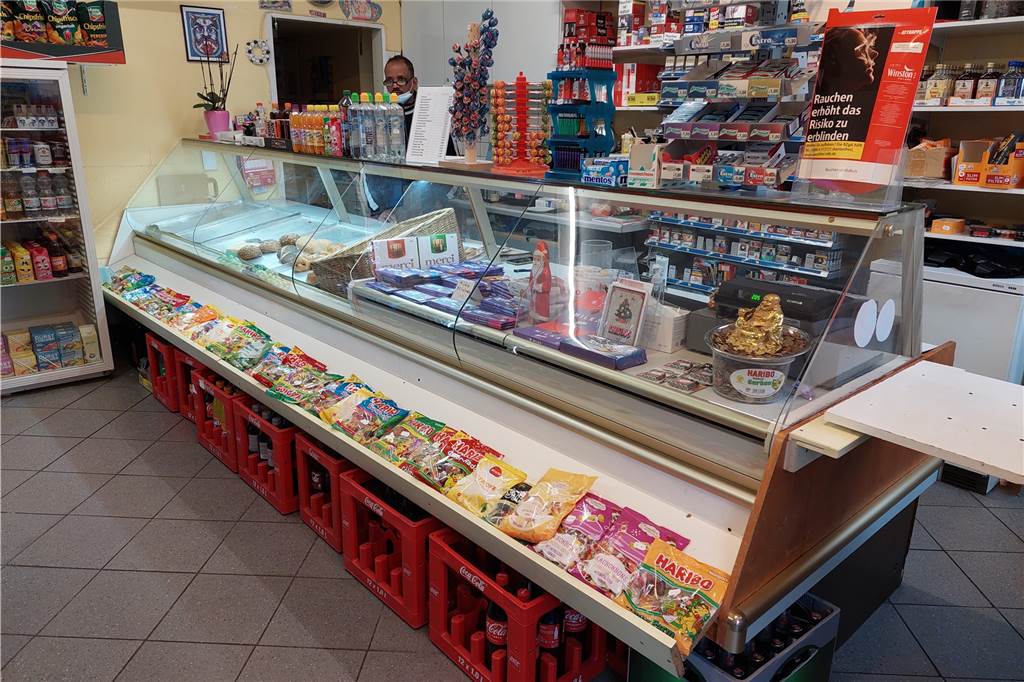 Überfall auf Castrop-Rauxeler Kiosk: „Er hat das Messer vor uns gehalten“ Als die weiße Klappe neben der Theke (rechts) geöffnet war, ist der Täter hinter die Theke gestürmt.