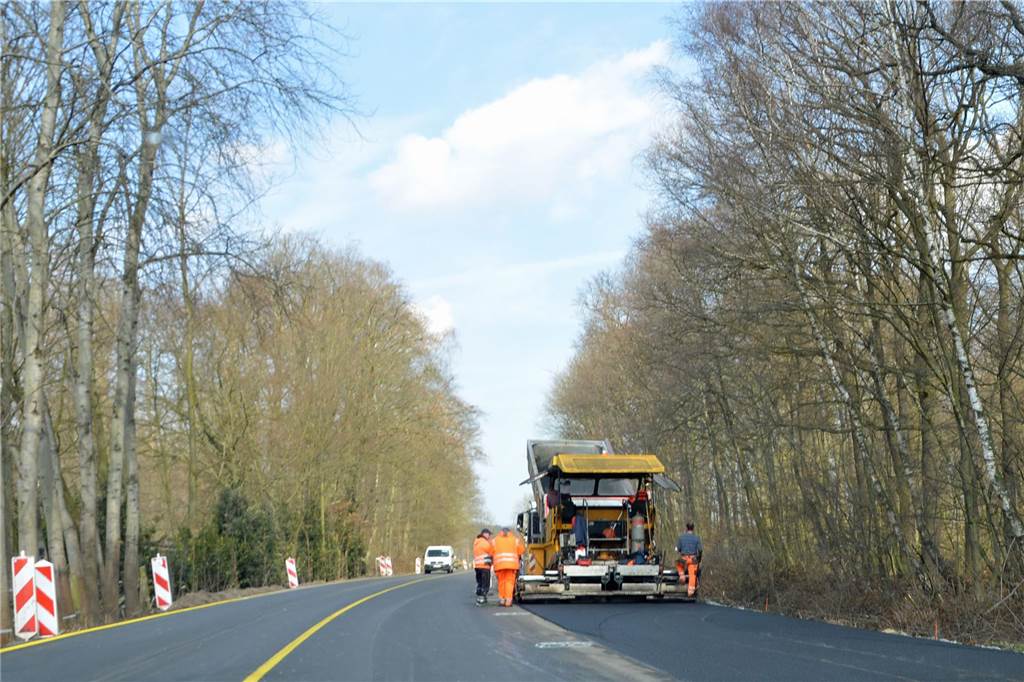 Zwei Radwege und ein Kreisel: Mehr Sicherheit zwischen Selm und Werne Als die Werner Straße von Selm zur Kreuzung Cappenberger Damm/Selmer Landstraße zwischen 2016 und 2018 saniert wurde (Foto) war der Bau eines kombinierten Geh- und Radweges noch nicht möglich. Nur ein durchgezogener Streifen trennt zurzeit Fahrräder von Autos. Das soll sich ändern.