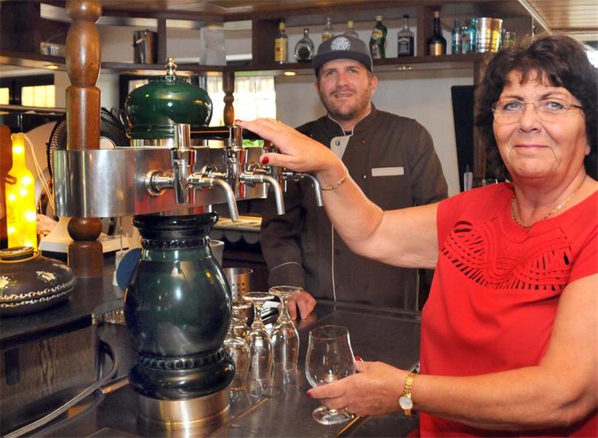 Das ist die dienstälteste Wirtin in Schwerte Als dienstälteste Wirtin der Stadt steht Regina Fromme (r.) seit 47 Jahren hinter dem Tresen. Ihre "Kutscherstube" im Gänsewinkel führt sie mit ihrem Sohn Christian Fromme (l.) weiter.