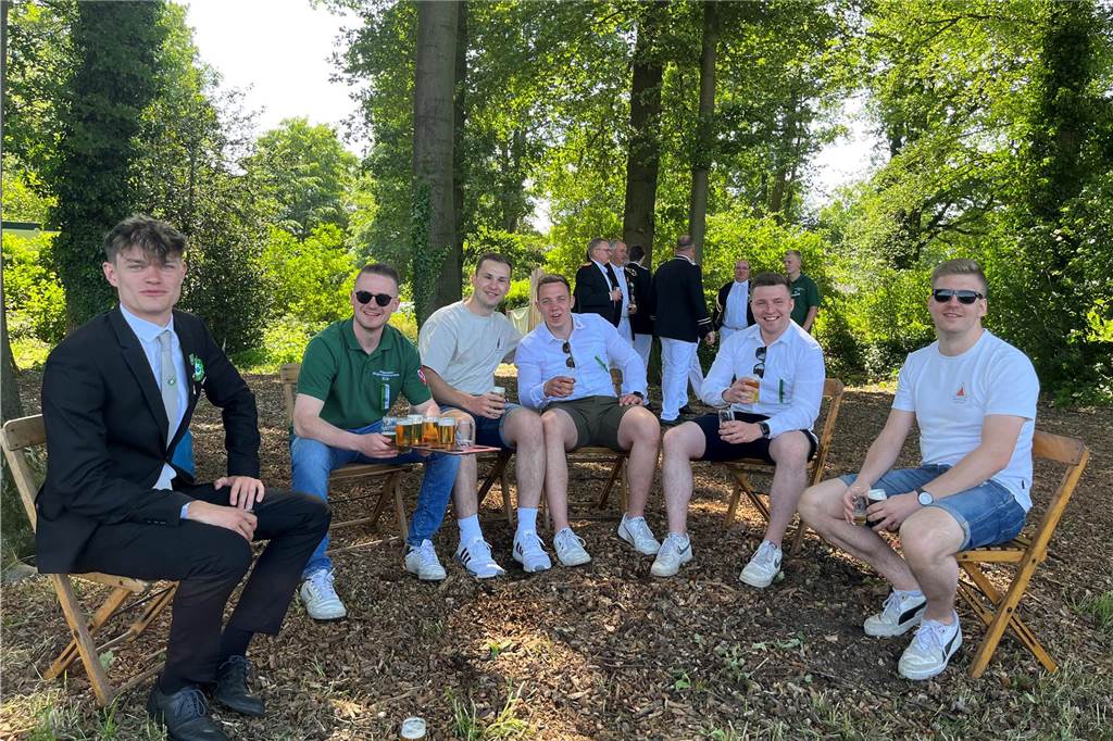 Als dieses Foto entstand, ahnte Lukas Grewing (l.) wohl noch nicht, dass er nur wenig später das Schützenvolk in Erle regieren würde.