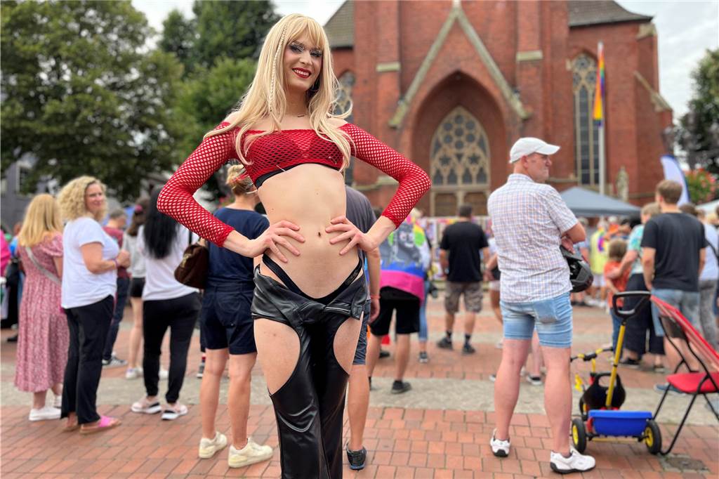 Kleemann zur Kritik am CSD: „Kirche wird ihrem eigenen Geist gerecht“ Als Dragqueen verkleidet, nahmen auch einige Besucher an dem CSD in Haltern teil.