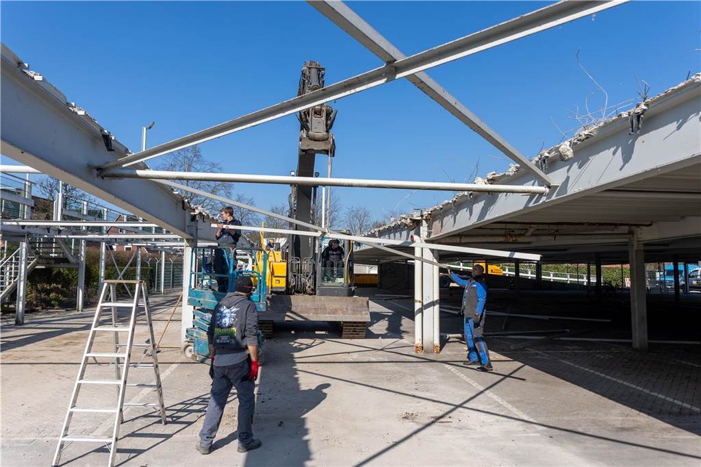 Als durchaus komplex stellen sich die Abbrucharbeiten am Parkdeck heraus. Schon bald soll mit der Ertüchtigung des unteren Decks begonnen werden.