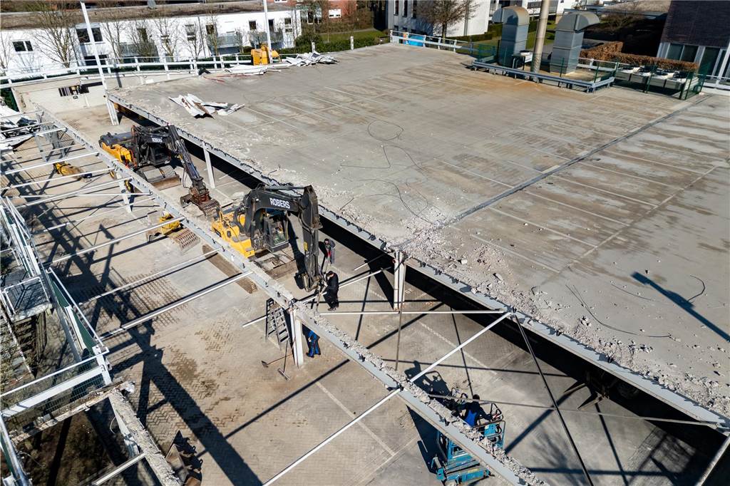 Als durchaus komplex stellen sich die Abbrucharbeiten am Parkdeck heraus. Schon bald soll mit der Ertüchtigung des unteren Decks begonnen werden.