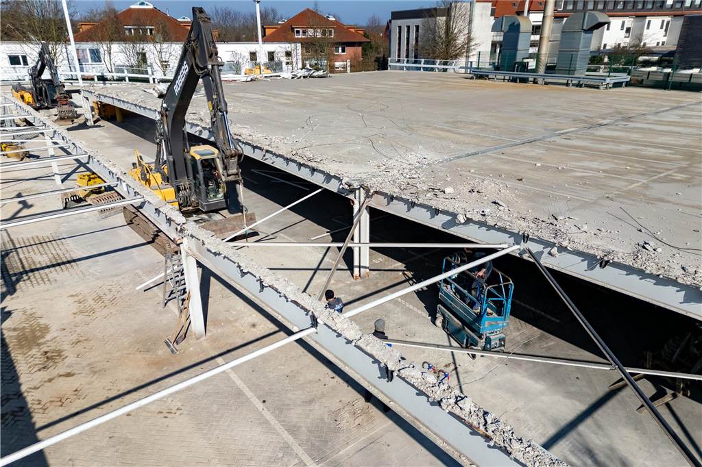 Als durchaus komplex stellen sich die Abbrucharbeiten am Parkdeck heraus. Schon bald soll mit der Ertüchtigung des unteren Decks begonnen werden.