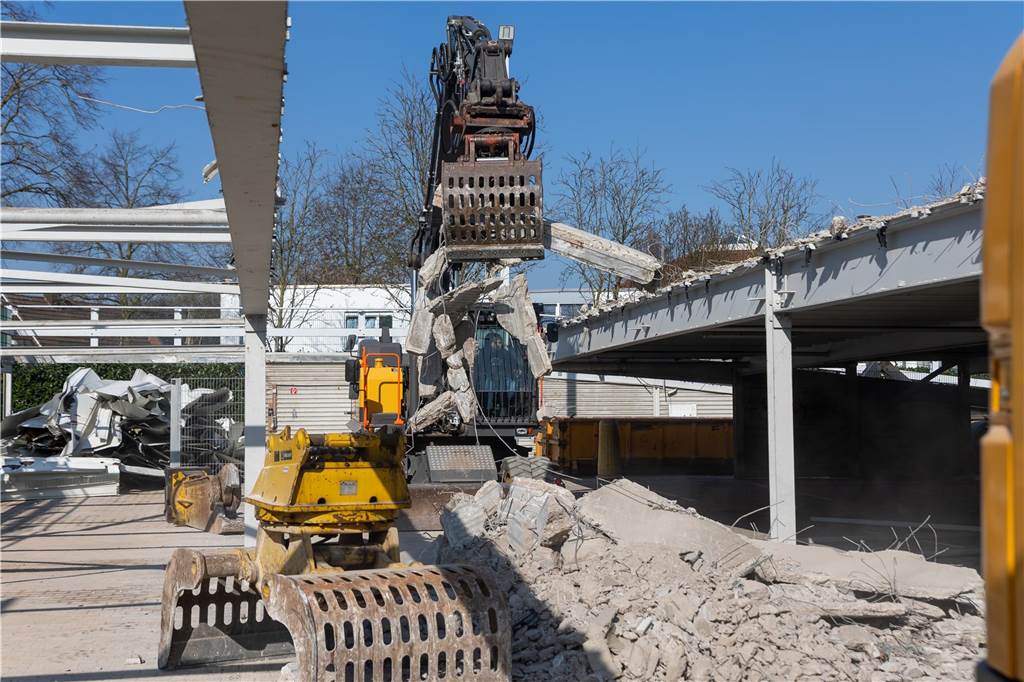 Als durchaus komplex stellen sich die Abbrucharbeiten am Parkdeck heraus. Schon bald soll mit der Ertüchtigung des unteren Decks begonnen werden.