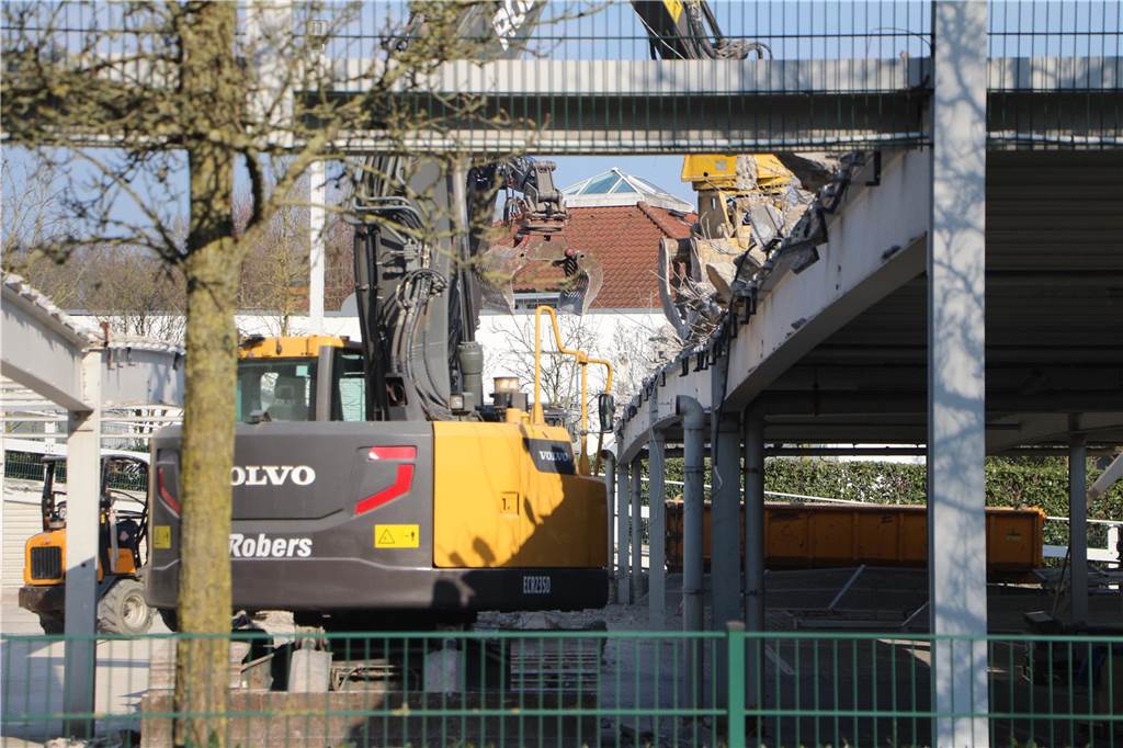 Als durchaus komplex stellen sich die Abbrucharbeiten am Parkdeck heraus. Schon bald soll mit der Ertüchtigung des unteren Decks begonnen werden.