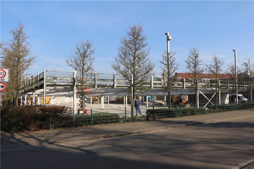 Als durchaus komplex stellen sich die Abbrucharbeiten am Parkdeck heraus. Schon bald soll mit der Ertüchtigung des unteren Decks begonnen werden.