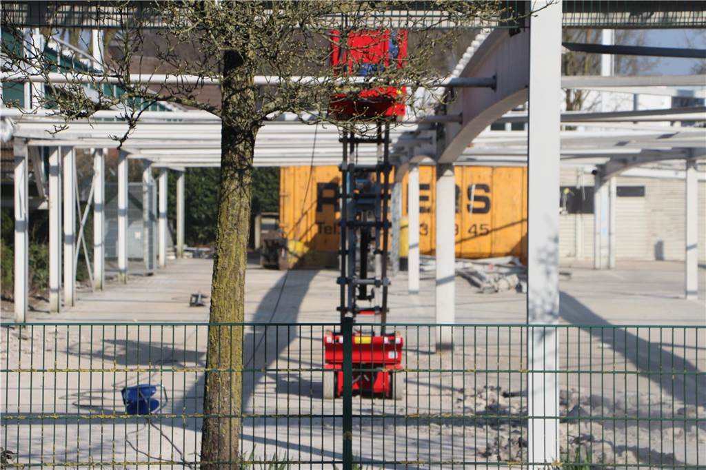 Als durchaus komplex stellen sich die Abbrucharbeiten am Parkdeck heraus. Schon bald soll mit der Ertüchtigung des unteren Decks begonnen werden.