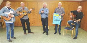 Als ehemalige Mitglieder der Band „The Jetmasters“ trafen sich Hans-Joachim Wegner, Heribert Josef Vortmann, Berthold Steinkamp, Wolfgang Chlebna und Walter Wilsrecht (v.l.) nach fast 50 Jahren zum ersten Mal im Pfarrsaal zu einem geselligen Beisammensein.