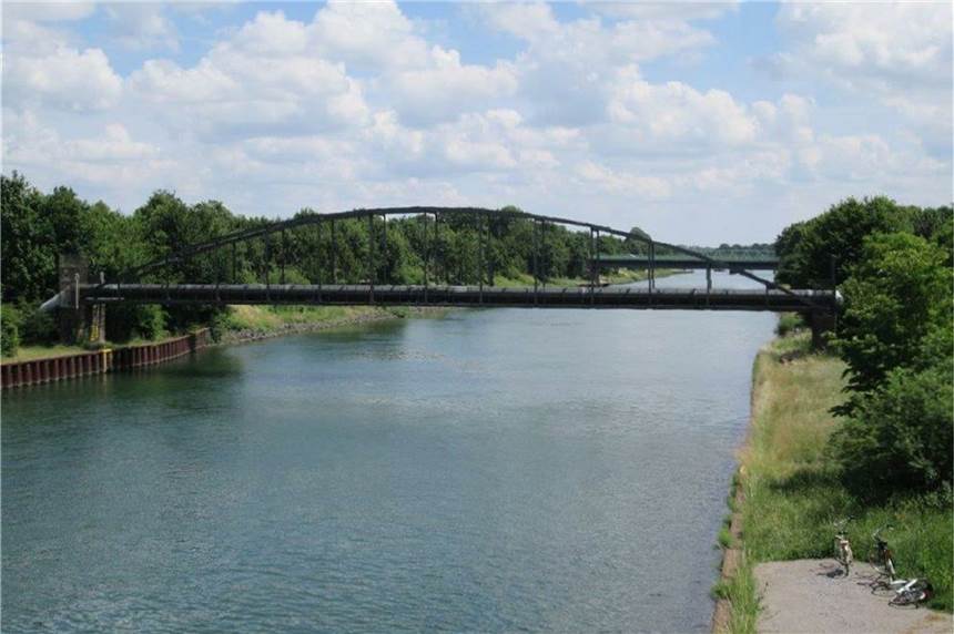 Als ein Schiff über den Wesel-Datteln-Kanal in Haltern am See fuhr, stieß es gegen diese Brücke. Über die Brücke verläuft eine Transport-Trinkwasserleitung. 