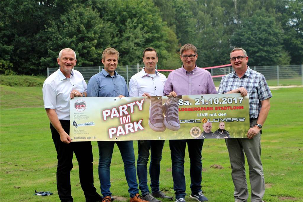 fünf Männer halten ein Plakat