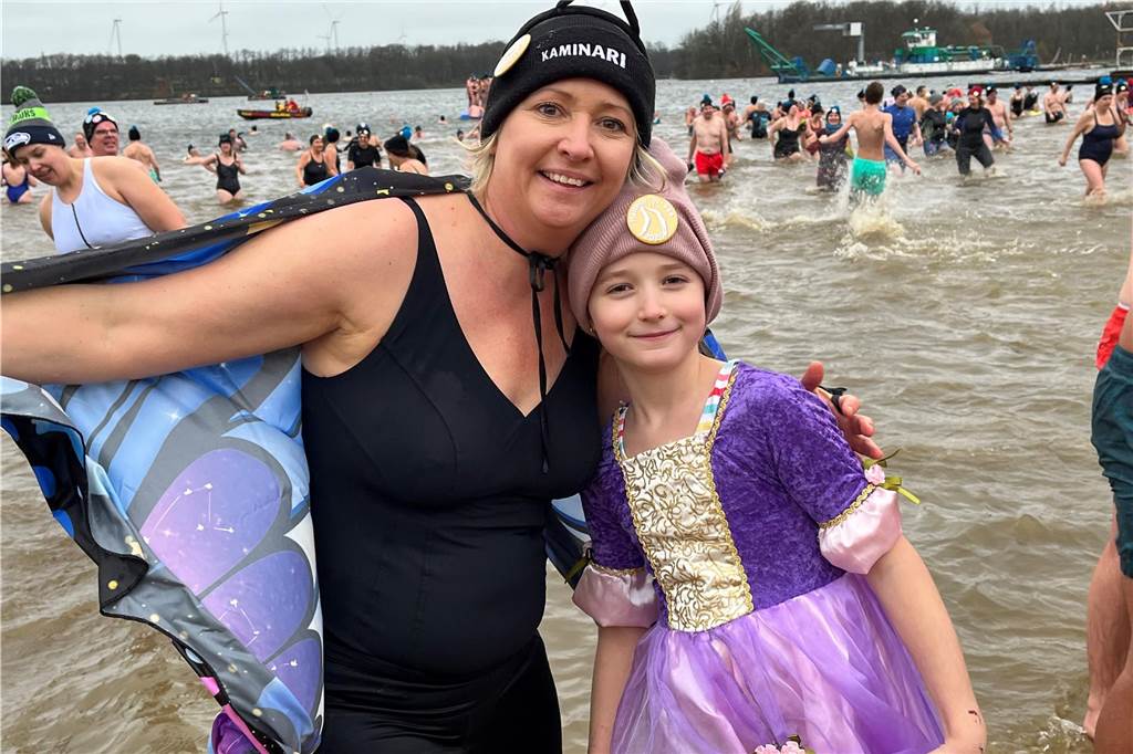 Neuer Rekord beim Neujahrsschwimmen: „Das ist einfach gigantisch!“ Marlene Allerdisse als Elfe mit ihrer Mutter am Strand des Halterner Stausees