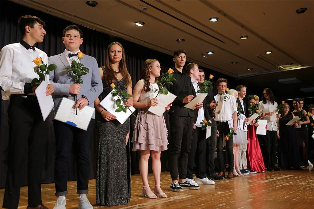 Realschüler feiern Abschluss: „Wir werden feststellen, dass vieles richtig schön war“ Als erste erhielt die Klasse 10a ihre Abschlusszeugnisse.
