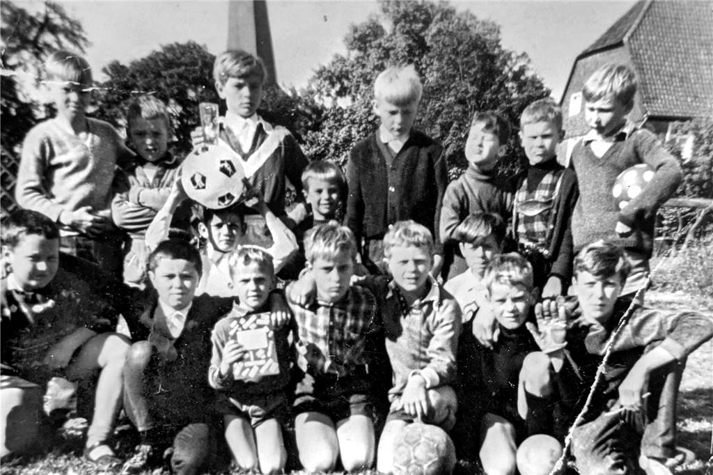 Geboren am 5.5.55: Magische Zahl bestimmt das Leben von Michael Ahrens Ein Mannschaftsfoto einer früheren Straßenmannschaft vom Marktplatz Schwerte.