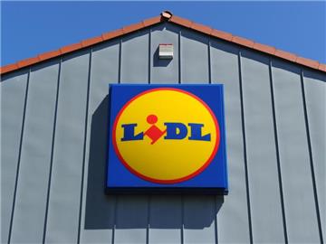 Als erster Lebensmittel-Discounter folgt Lidl der Aufforderung von Greenpeace und will T-Shirts, Unterwäsche und Handtücher künftig frei von schädlichen Chemikalien halten. Bis die Textilien komplett giftfrei sind, wird es aber noch einige Jahre dauern. Foto: Jens Kalaene