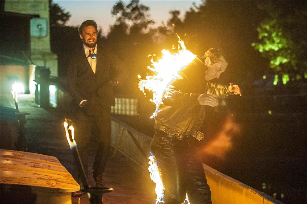 Extraschicht in Waltrop: Die besten Bilder vom Schiffshebewerk Henrichenburg Bei einer Stuntshow anlässlich der Veranstaltung Extraschicht im Schiffshebewerk Henrichenburg in Waltrop steht ein Mann in Flammen. Hinter ihm steht lachend ein zweiter Mann.
