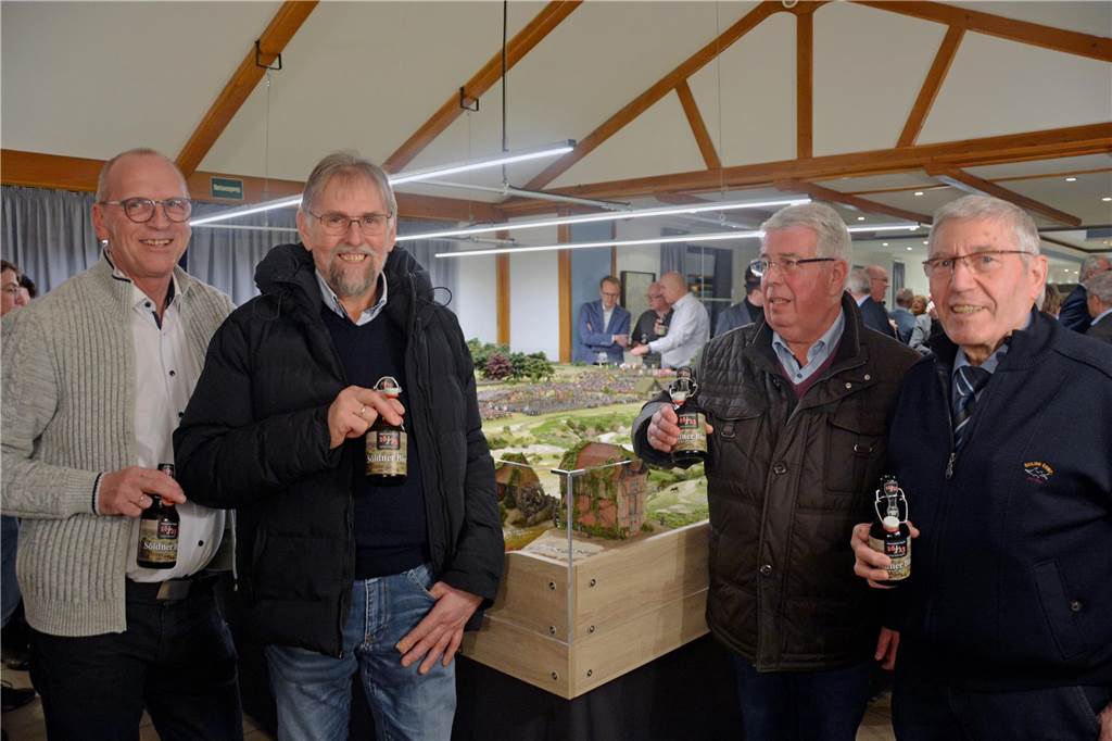 Vor 400 Jahren: Ausstellung über Schlacht bei Stadtlohn ist gestartet Vier Männer stehen vor dem Diorama und halten ein "Söldnerbier" in der Hand.