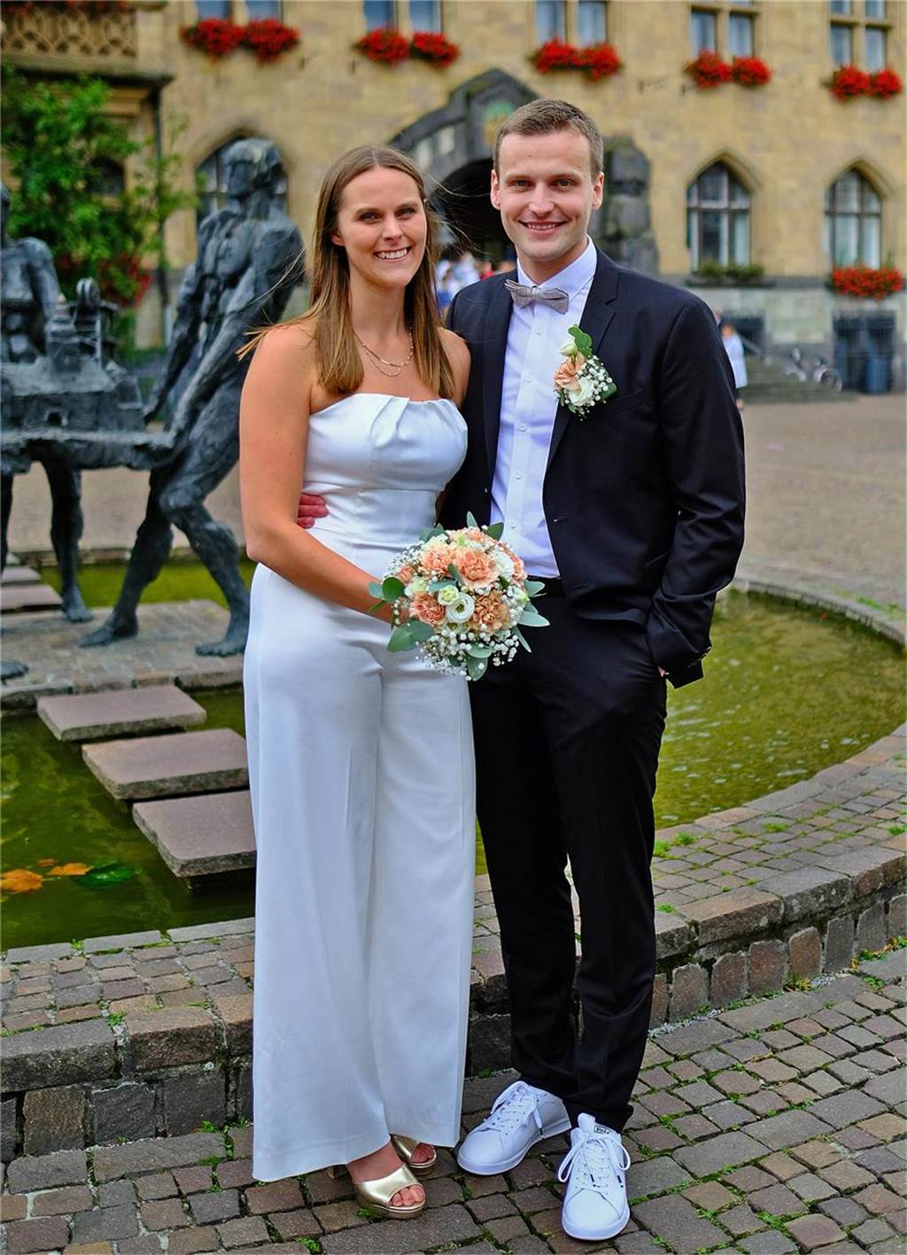 Seit der Schulzeit sind Anna und Julian ein Paar Als frisch gebackenes Ehepaar am Brunnen vor dem Recklinghäuser Rathaus: Anna Brockmann und Julian Grunwald.