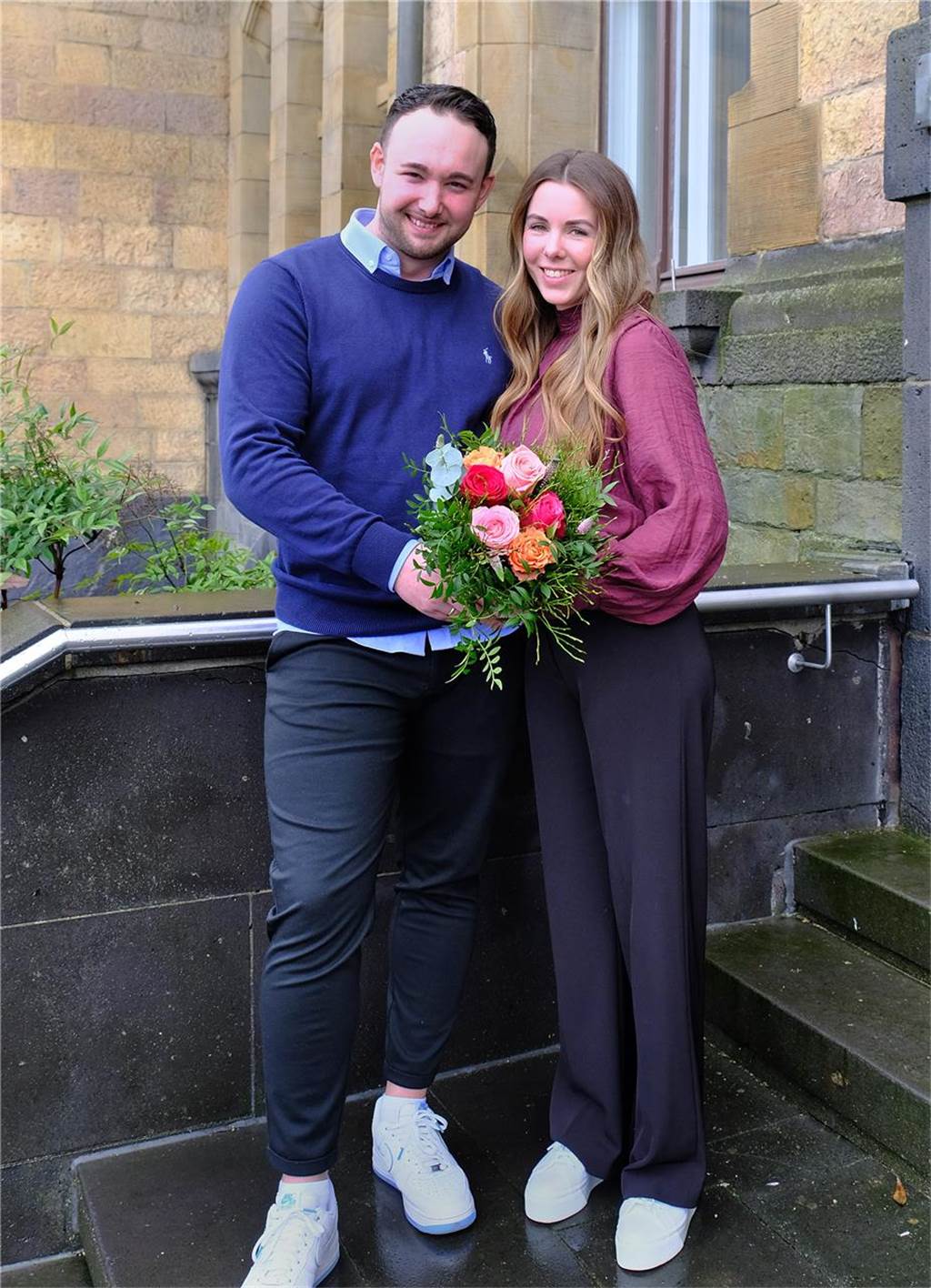 Cathrin und Maik heiraten: Es war Liebe auf den zweiten Blick Ein Brautpaar steht vor dem Rathaus in Recklinghausen.