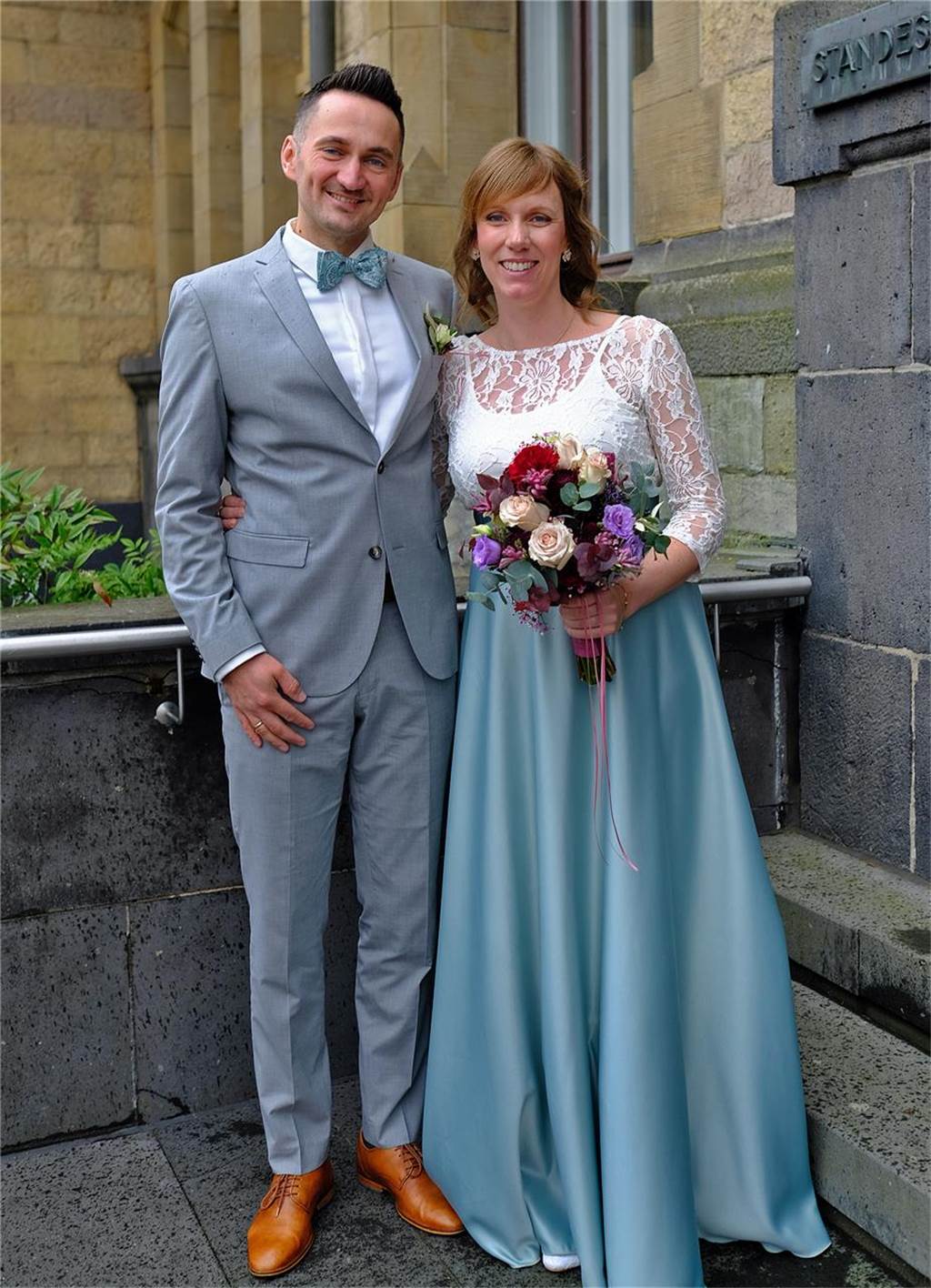 Nina und Marvin heiraten: Beim Antrag funkeln die Sterne Hochzeitspaar Nina Voskuhl und Marvin Behle vor dem Rathaus in Recklinghausen