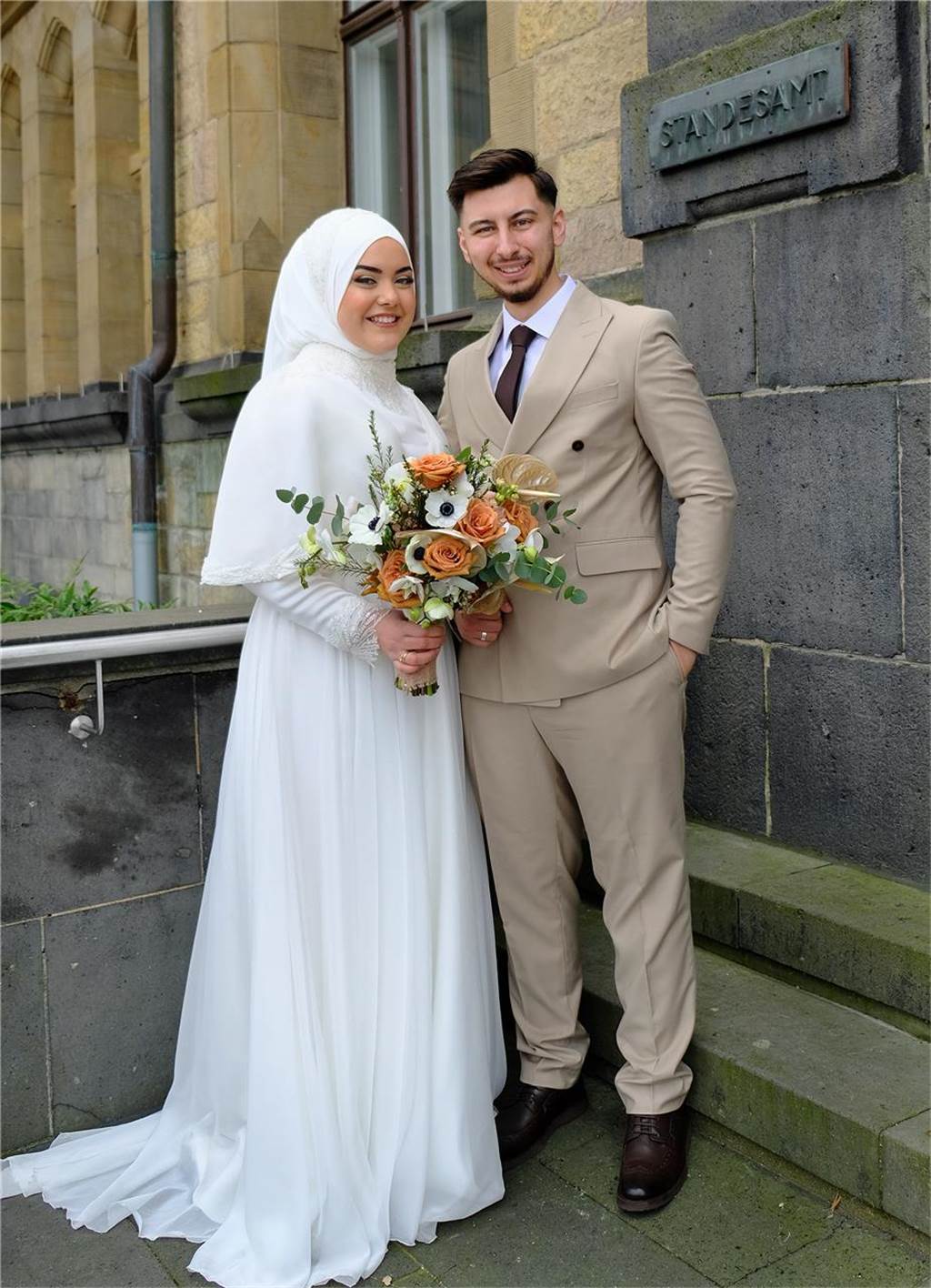 Rana und Burak heiraten: Aus Schulfreunden wird ein Paar Ein Brautpaar steht auf der Rathaustreppe in Recklinghausen.